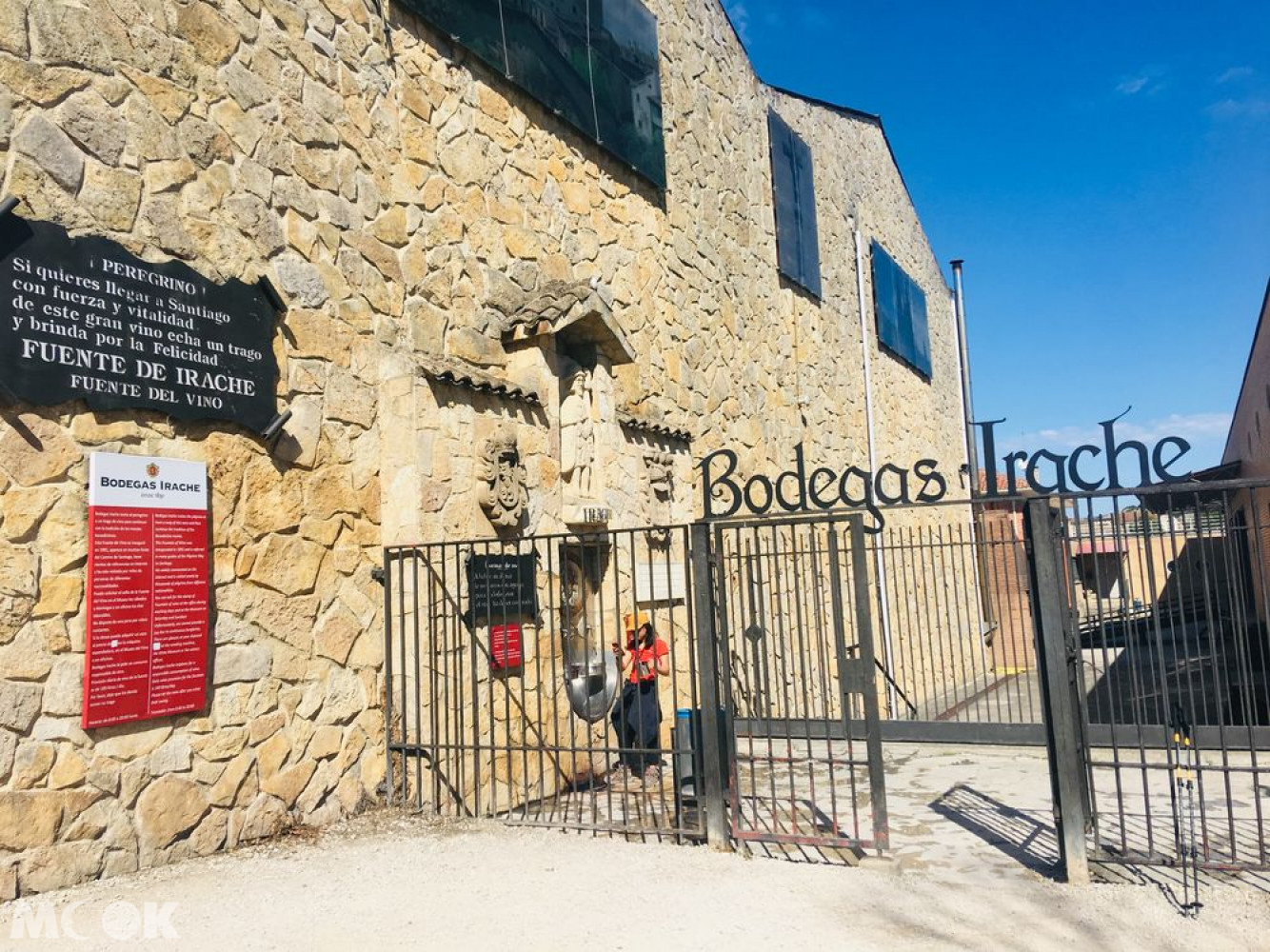 當地的Bodegas Irache 酒廠免費提供紅酒給路過的朝聖者飲用