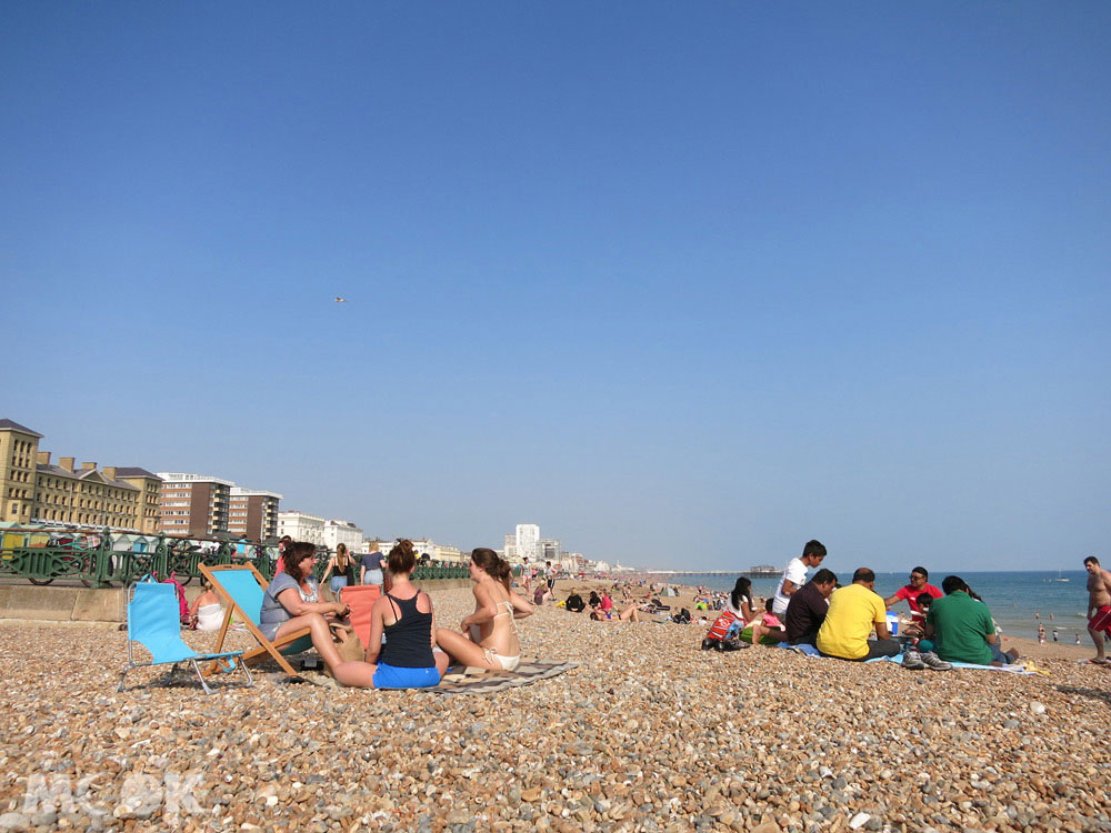 Brighton布萊頓海灘每到夏天會擠滿來自英國各地的遊客。