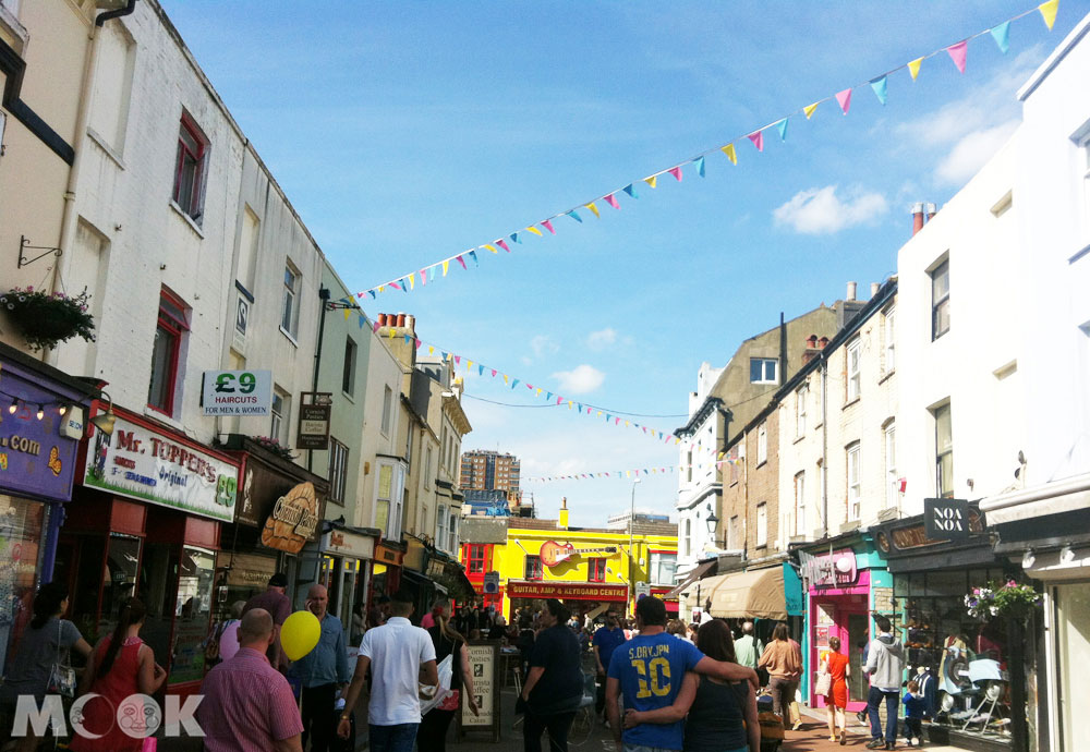 英國南邊的Brighton布萊頓市區的商店大致分佈在The Lanes, North Laine 以及 London Road。