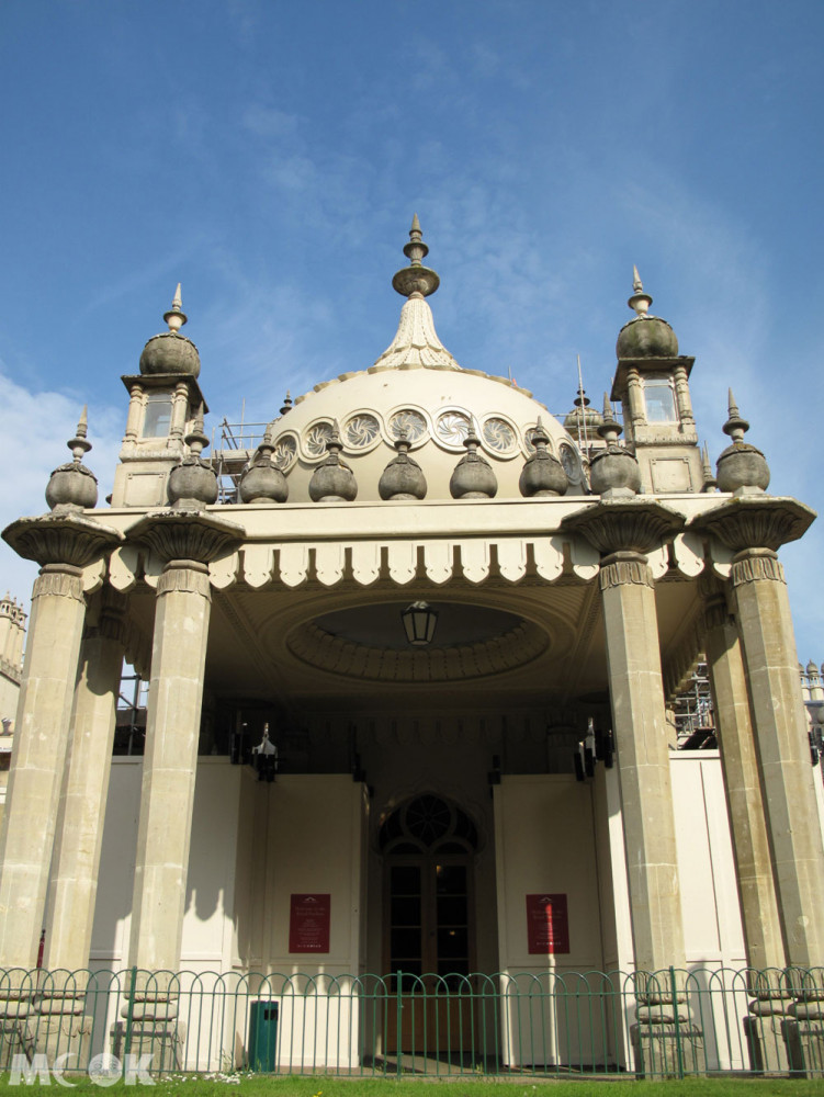 這座皇宮名為皇家行宮(Royal Pavilion)，是布萊頓最具特色的景點之一，原為度假農舍，後由喬治四世委任知名建築師約翰·納西(John Nash)重新設計改建成皇宮。