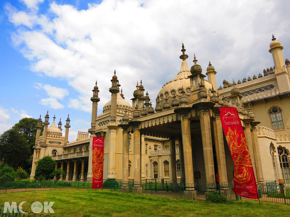 皇宮名為皇家行宮(Royal Pavilion)，是布萊頓最具特色的景點之一，原為度假農舍，後由喬治四世委任知名建築師約翰·納西(John Nash)重新設計改建成皇宮。