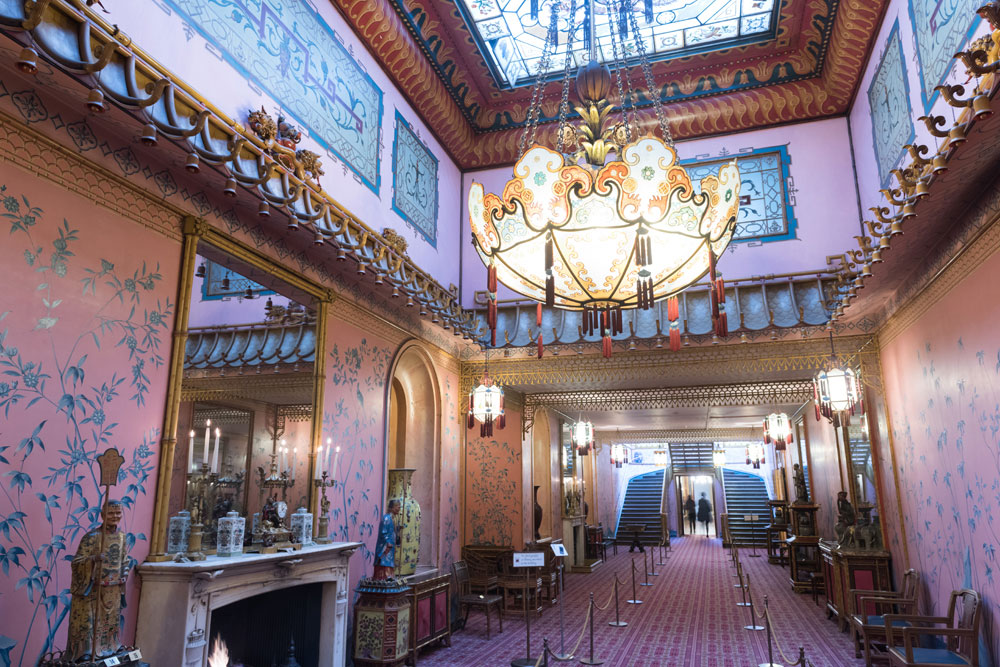通過入口大廳之後，會先看到長廊(The Long Gallery)，長廊的主色為亮麗的藍和粉紅，兩旁擺著中國風的陶瓷人偶，充滿熱鬧氣氛。