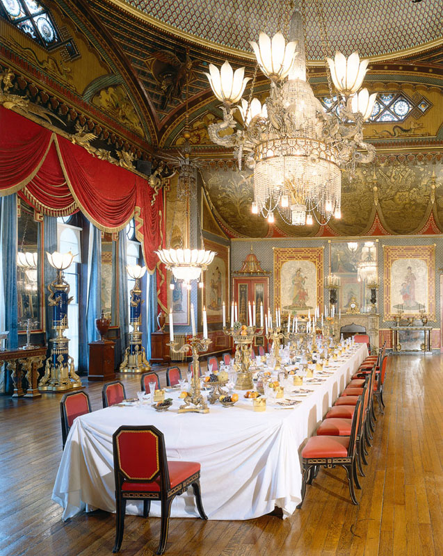 走過長廊會到宴會廳(The Banqueting Room)，宴會廳的天花板中央高掛一隻火龍下方銜接著巨型水晶吊燈，廳內四周有多幅中國仕女和小孩的壁畫。