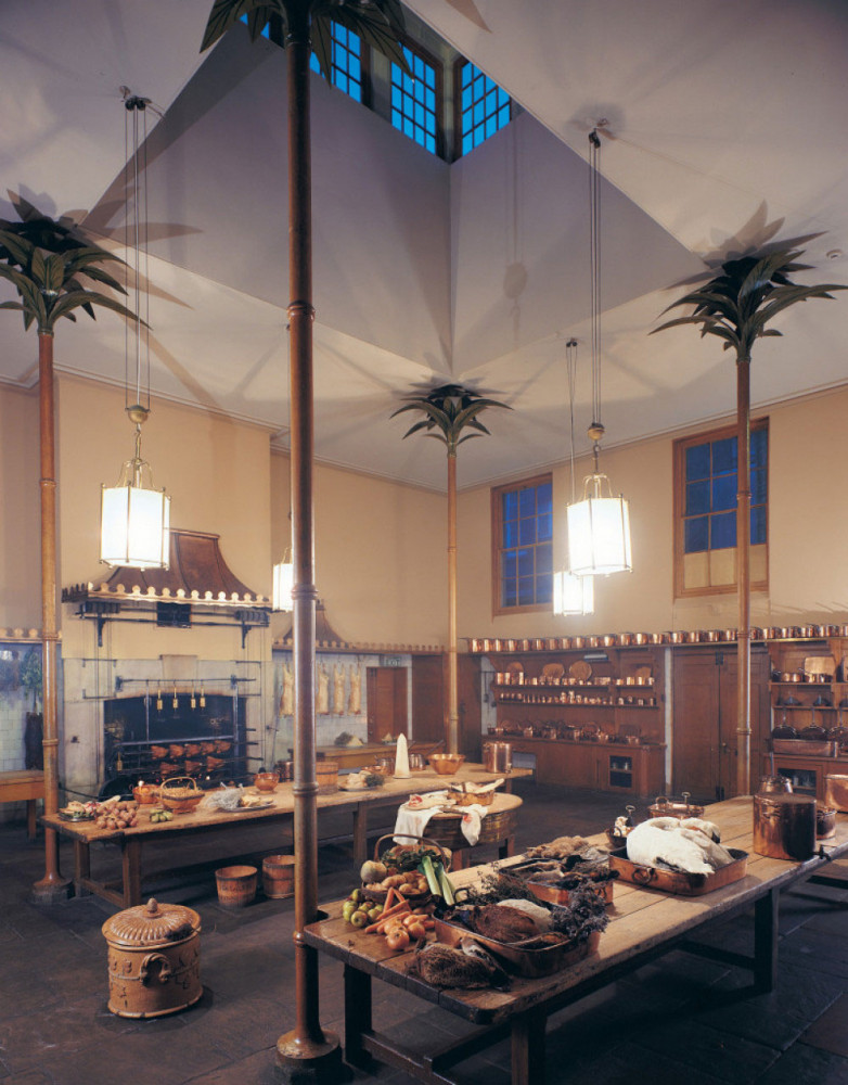 再往裡面走會進到廚房(The Great Kitchen)，廚房模擬當時用以款待賓客的山珍海味的狀況，運用大量的銅製餐具據說有吸取油煙的功用。