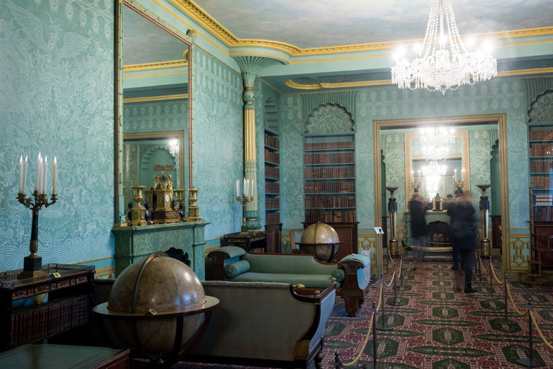 最後來到國王套房(The King’s Apartments)，由於喬治四世當時患有痛風而且有體重過重的健康問題，因此寢室是在一樓而不是在二樓，有別於其他閃亮耀眼的區域，寢室是以寧靜幽雅的色調，雖然如