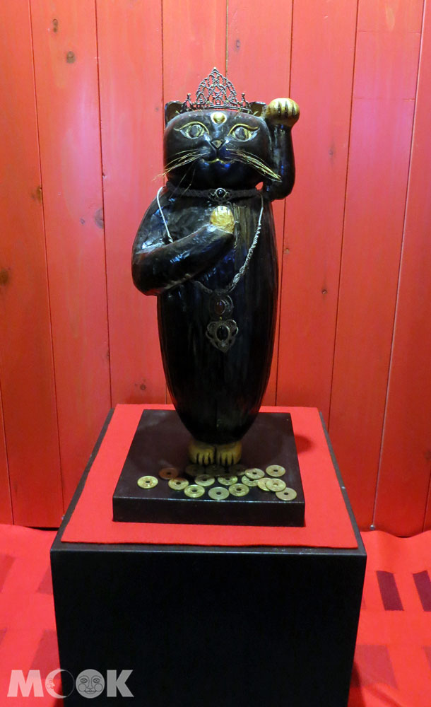 招財貓美術館(招き猫美術館)立姿的黑色招財貓