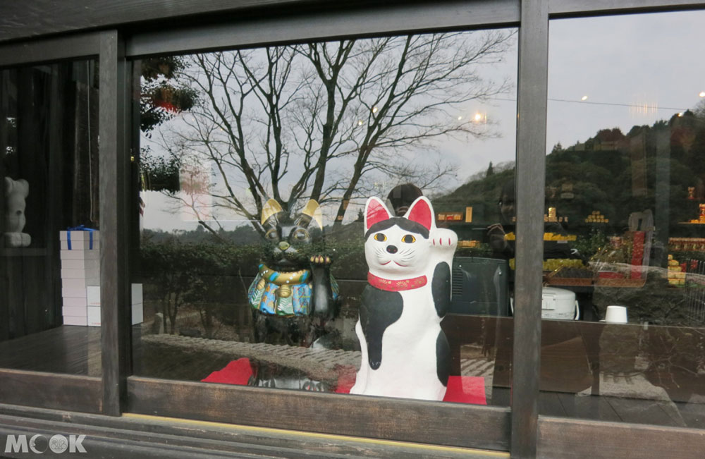 招財貓美術館(招き猫美術館)面向窗外的可愛招財貓