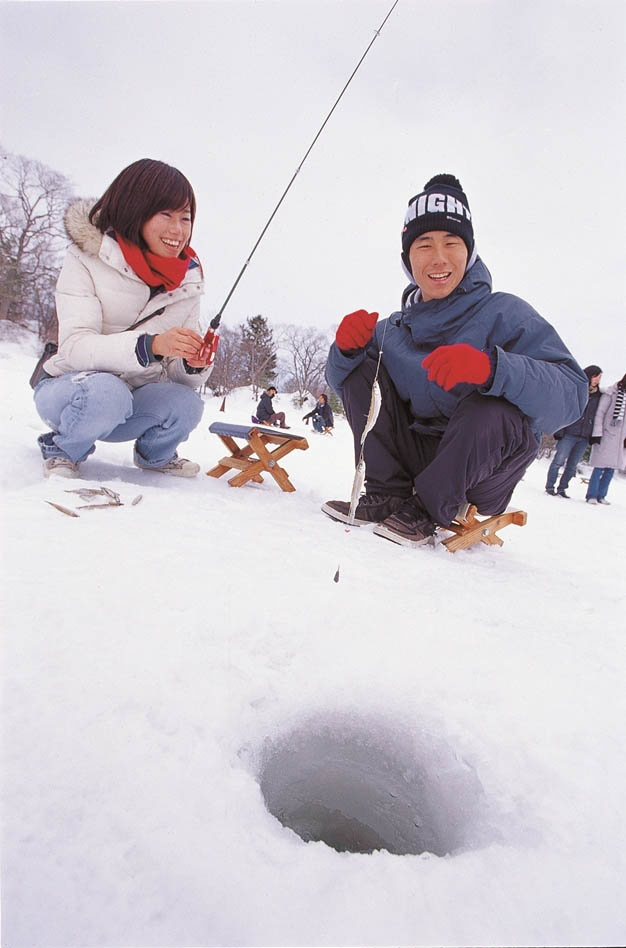 北海道阿寒湖冬天的冰上垂釣ワカサギ釣り