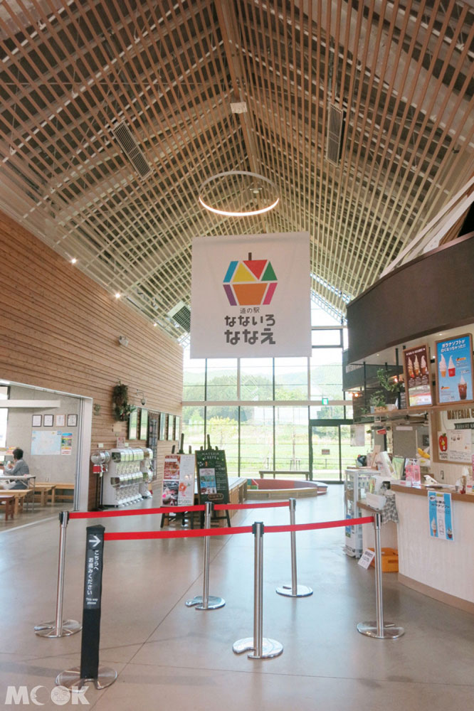 北海道七飯町的道の駅なないろ・ななえ(七色・七飯休息站) 室內挑高設計