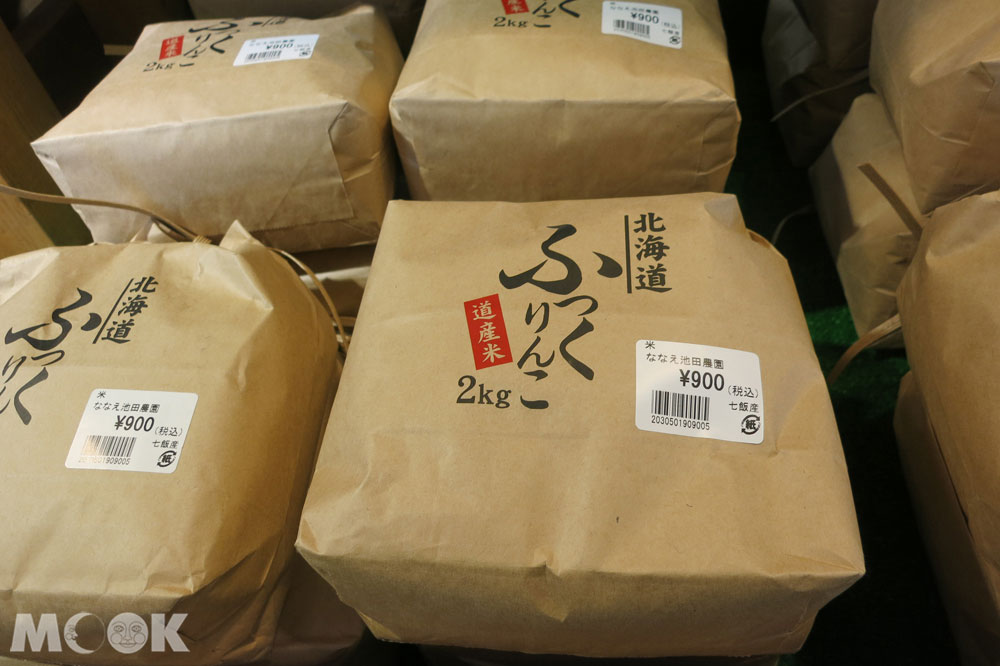 北海道七飯町的道の駅なないろ・ななえ(七色・七飯休息站) 北海道的米