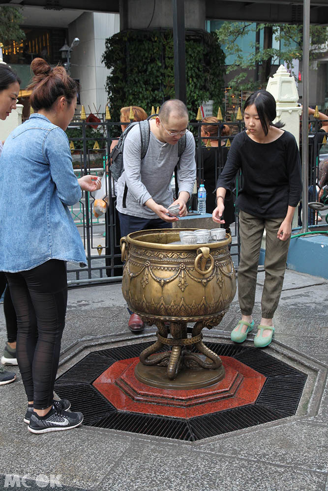 四面佛廣場內灑水祈福