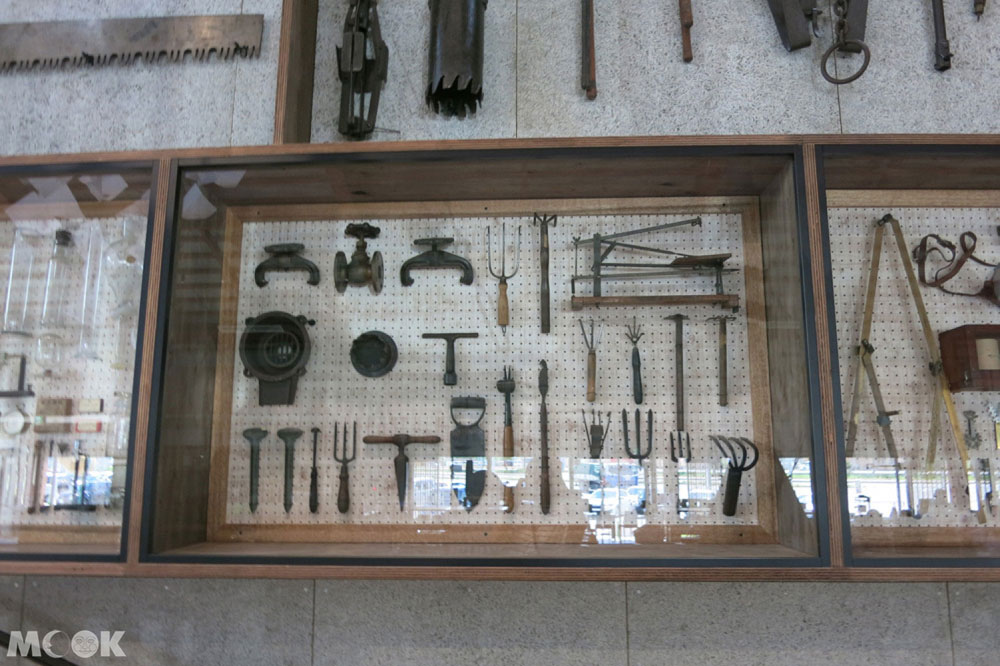 THE DANSHAKU LOUNGE展出當年農具
