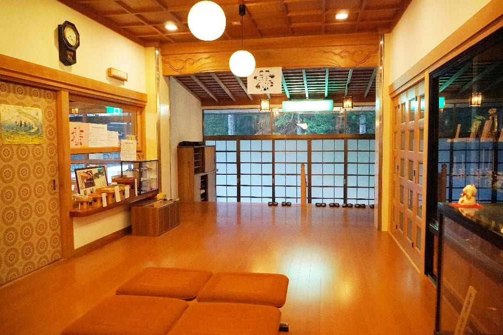 不動院大廳