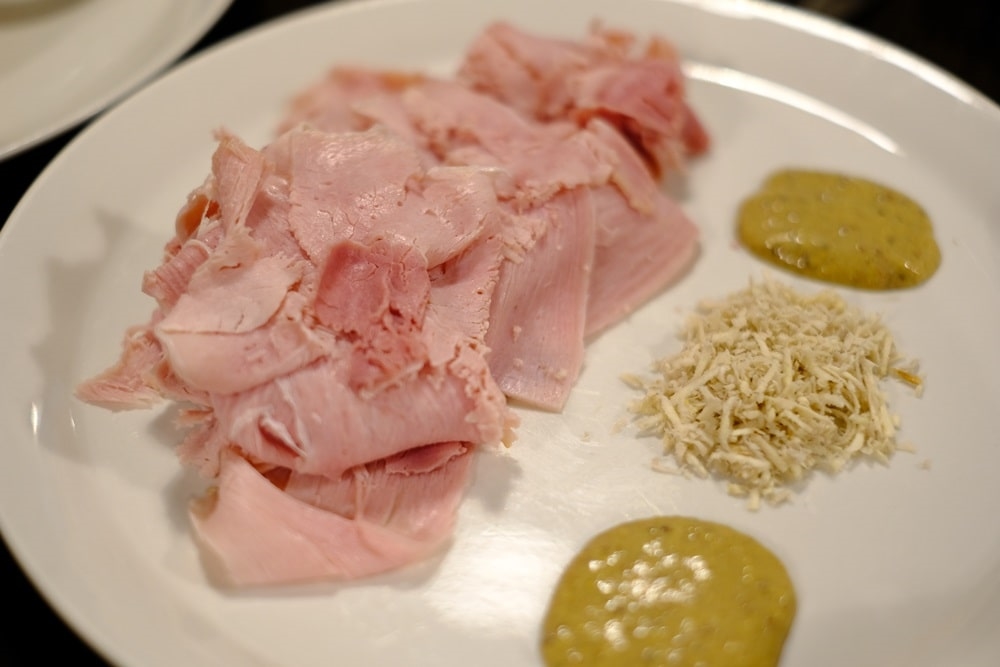 food tour第一餐，麵包配火腿、辣根(像山葵的植物)及芥末醬