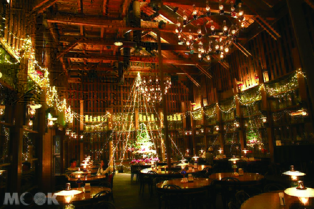 小樽堺町北一硝子三號館內的咖啡廳北一HALL