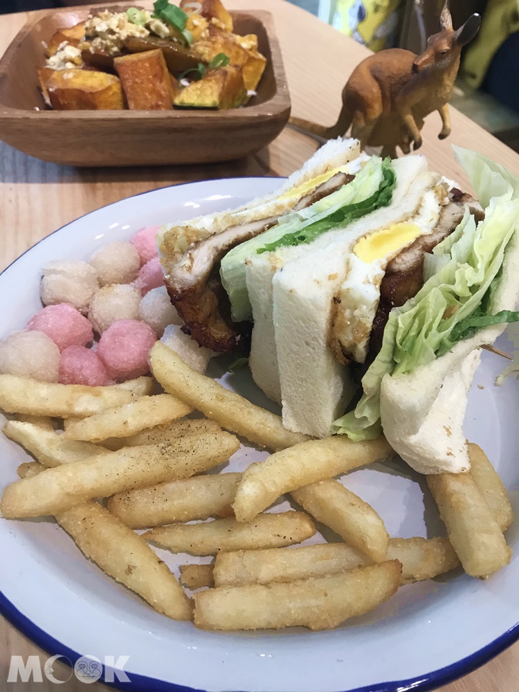 好初早餐中山店的一拳排骨三明治及套餐