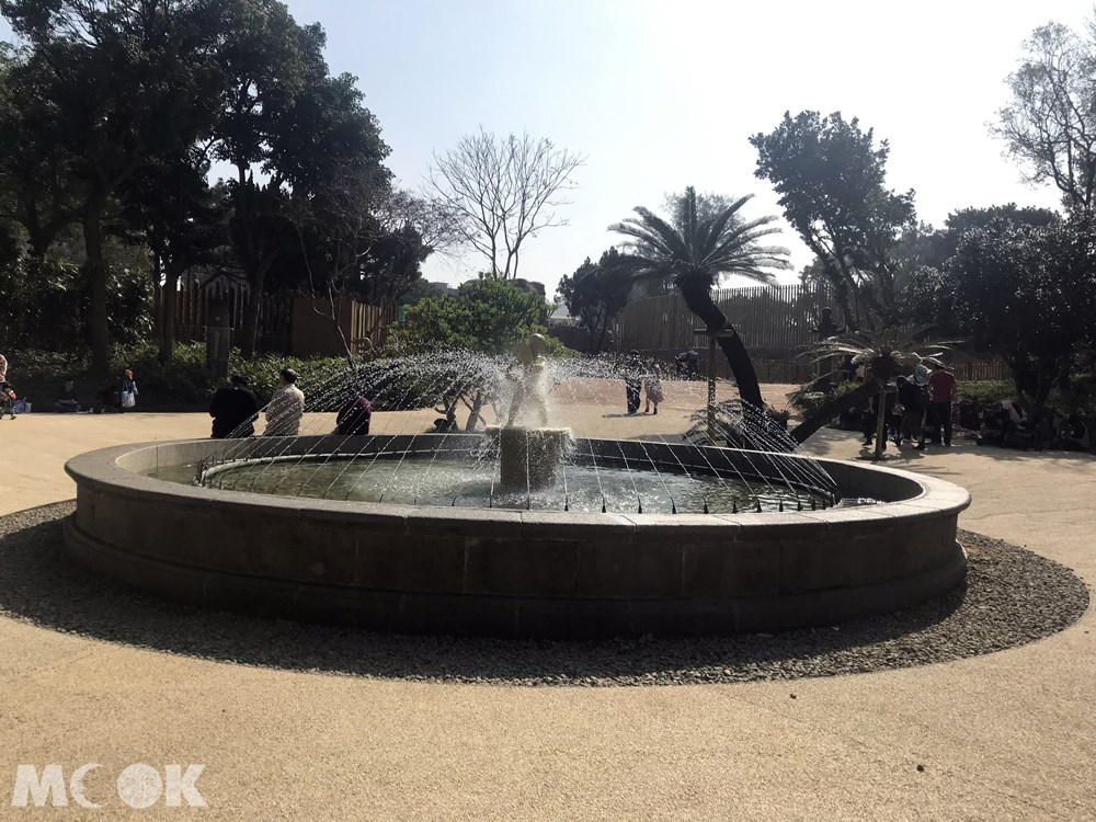 台灣 新竹 北台灣 新竹市立動物園 噴水池 二號門 抱魚小童