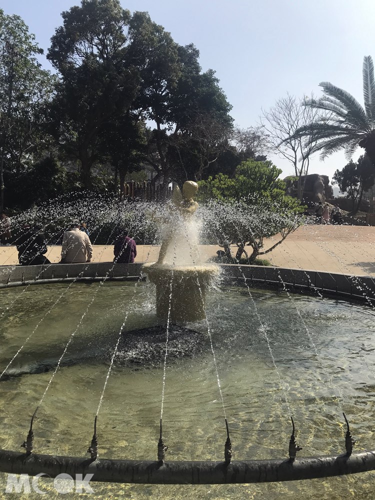 台灣 新竹 北台灣 新竹市立動物園 噴水池 二號門 抱魚小童