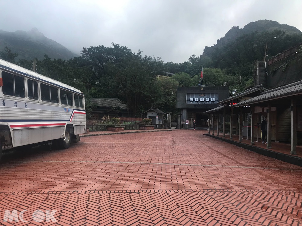 新北市瑞芳金瓜石的黃金博物館前