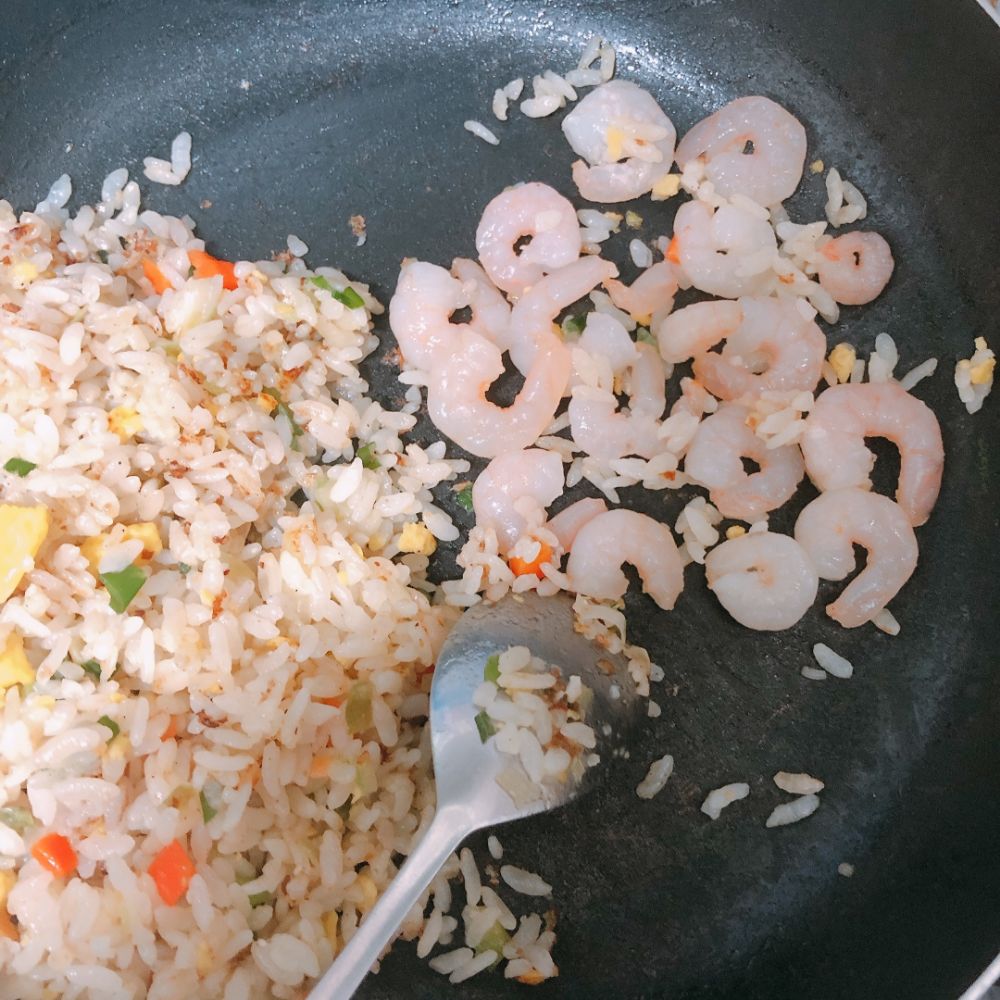 蝦仁跟米飯分開來 數數看有幾隻蝦仁