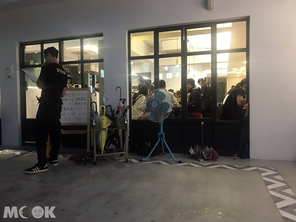 台灣 台北 華嫂冰室  店門口 候位