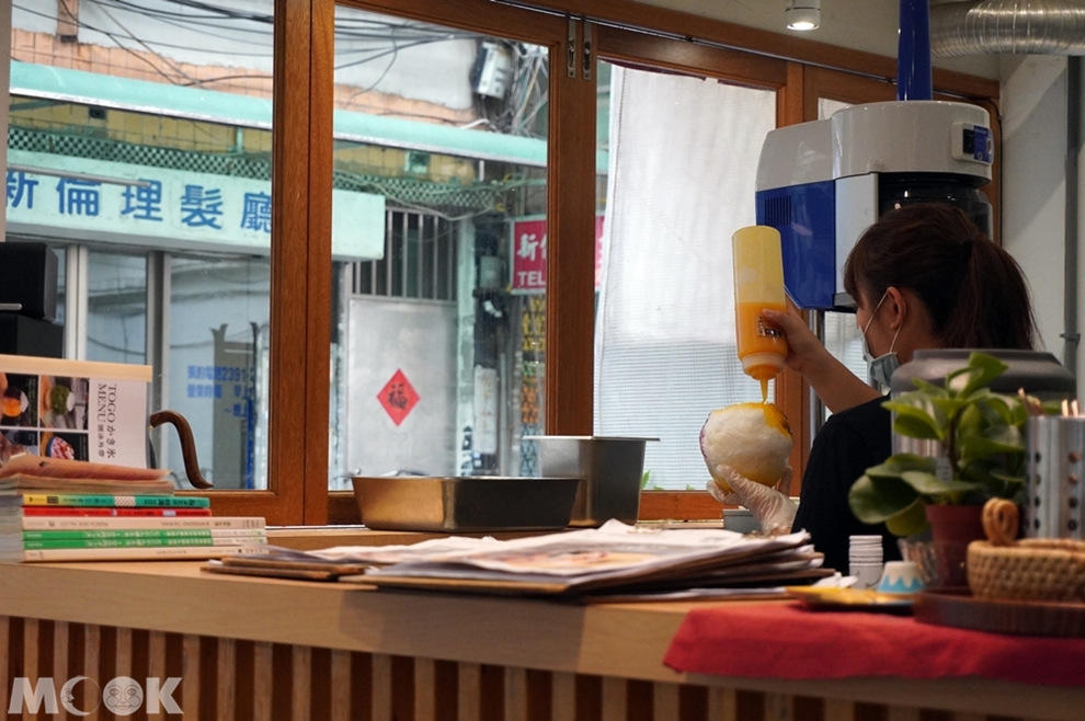 台灣台北市 中正區 東門站 金雞母刨冰甜品專門店 冰品製作過程