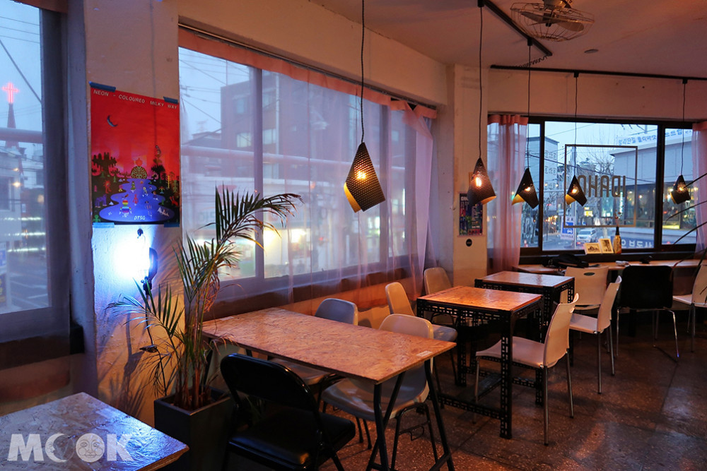 Cafe IDAHO內可以看到窗外的街景