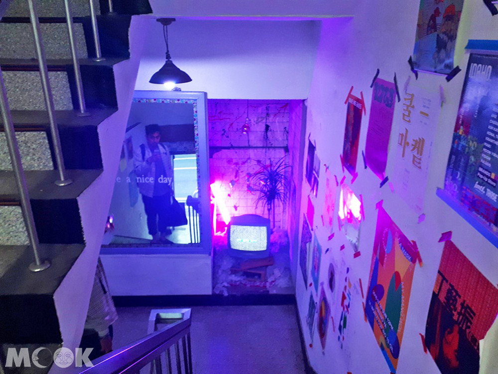 樓梯間就可以看到好像MV場景的佈置