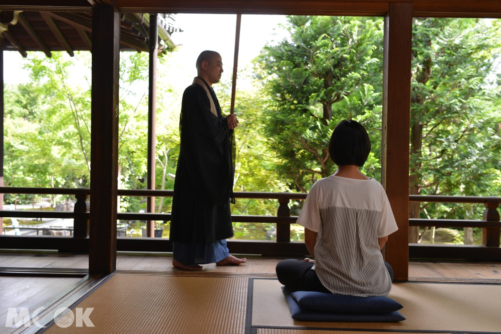 師父會用木棍打不專心的人