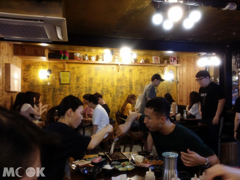 HONKAZ起司豬排店內