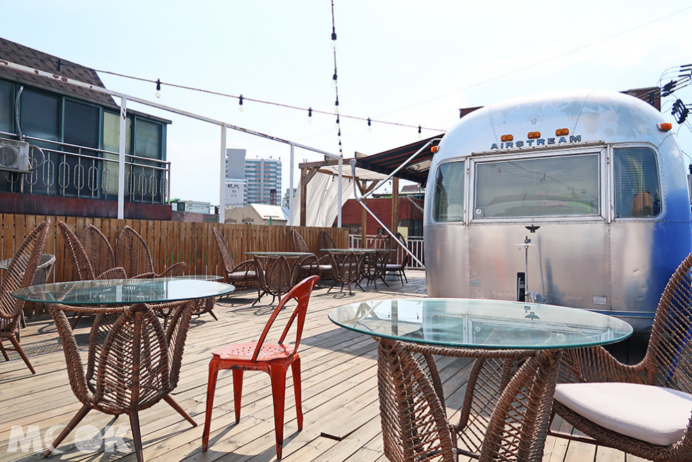 聖水洞REDO ELEPHANT頂樓景觀與露營車