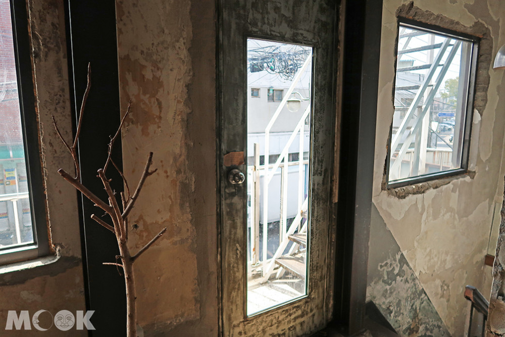 聖水洞REDO ELEPHANT二樓樓梯旁的門