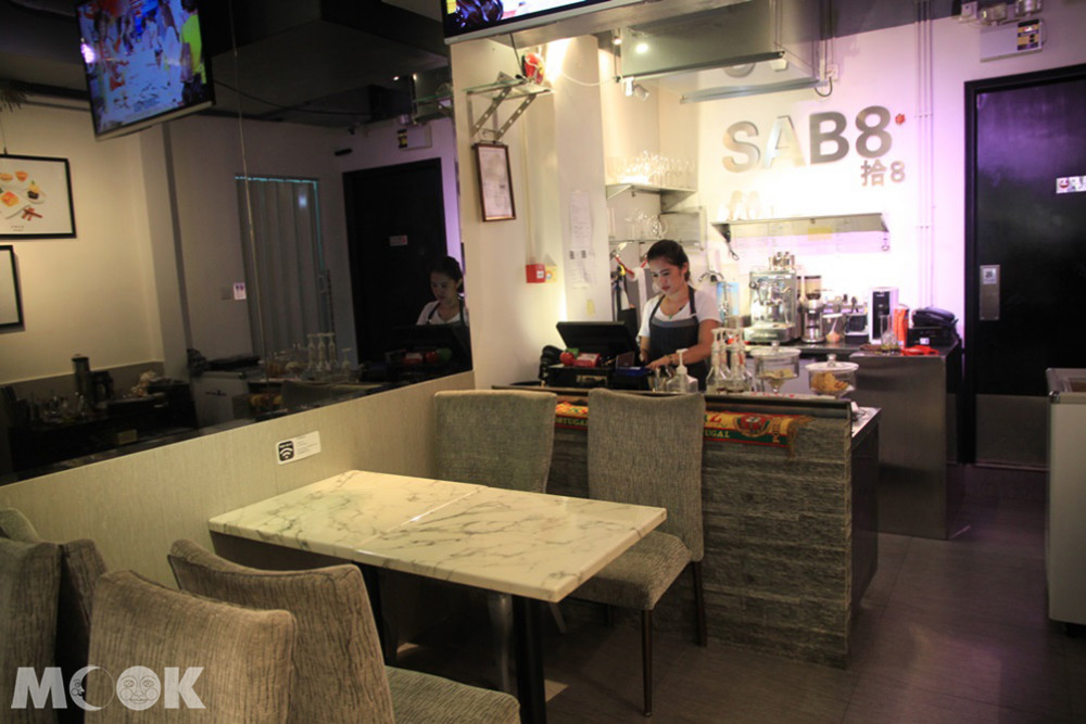 拾8咖啡店內
