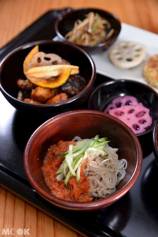 鉢孟供養素食在口味、菜色的種類選擇較少一點