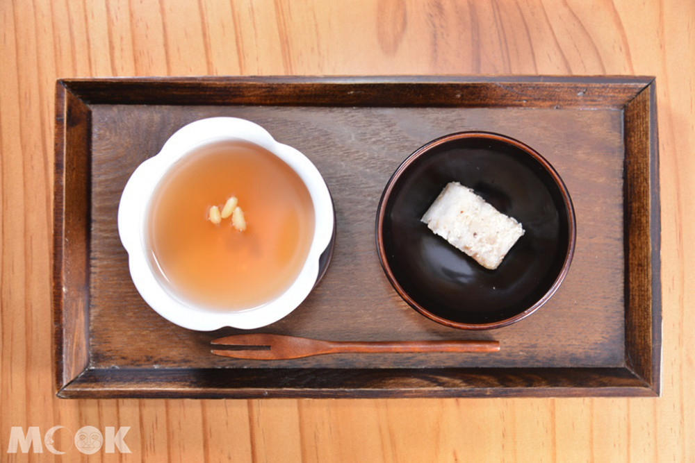 鉢孟供養在這可以看到許多以寺院自製的醬類與發酵飲食、菇類、豆腐、山菜等食材