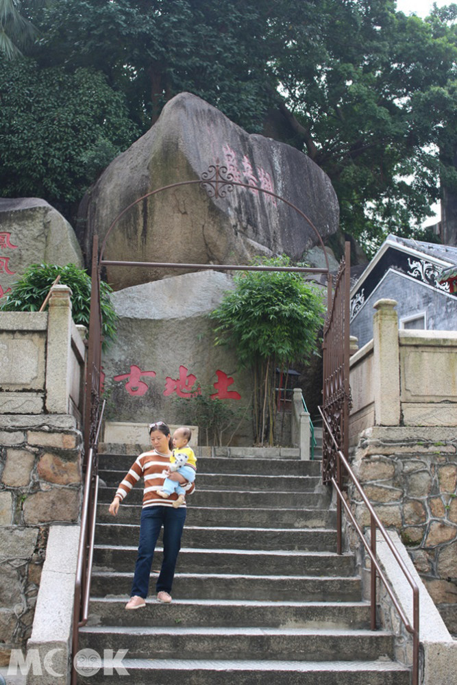 沙梨頭更館土地古廟外的巨石
