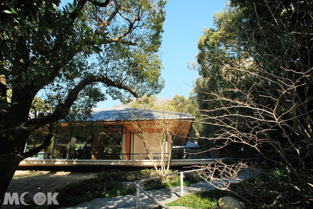 本館建築除了有鋼骨結構外，也有結合大量的木頭
