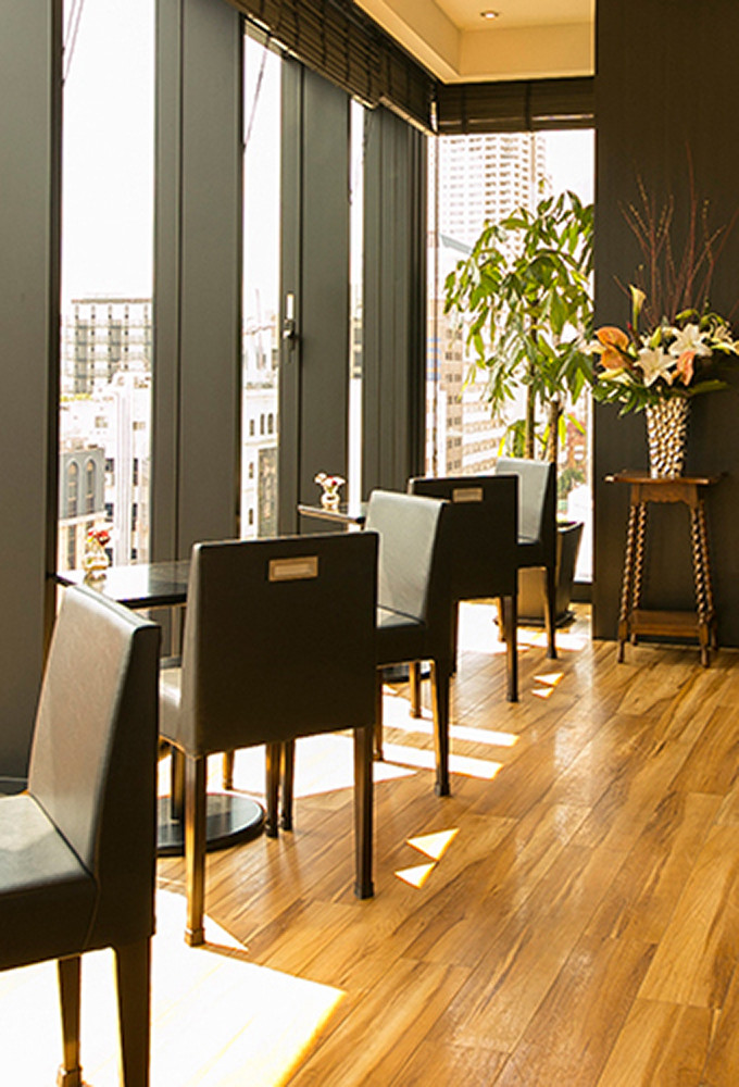 雪月花落地窗旁的桌椅區