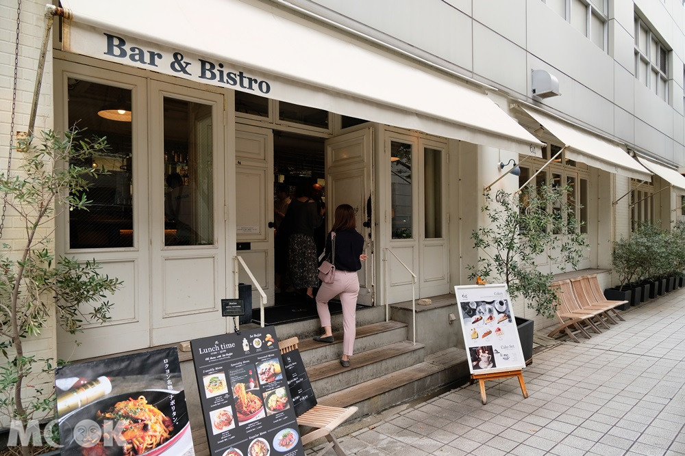 Bar & Bistro 64充滿白色風格