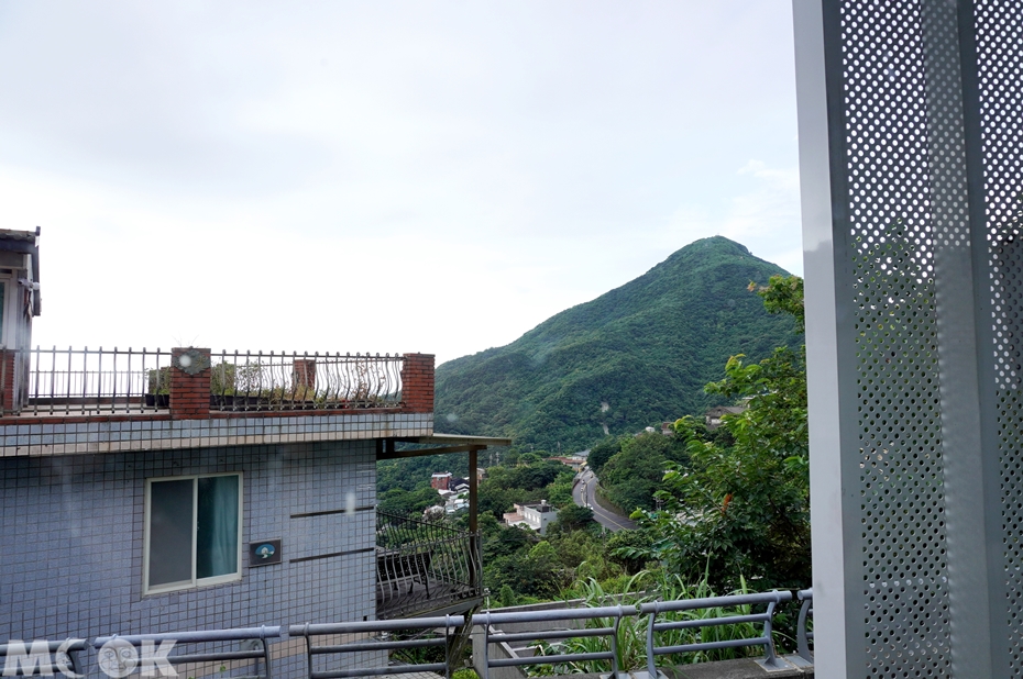 台灣新北市　瑞芳區 野事草店　窗邊座位遠眺山景