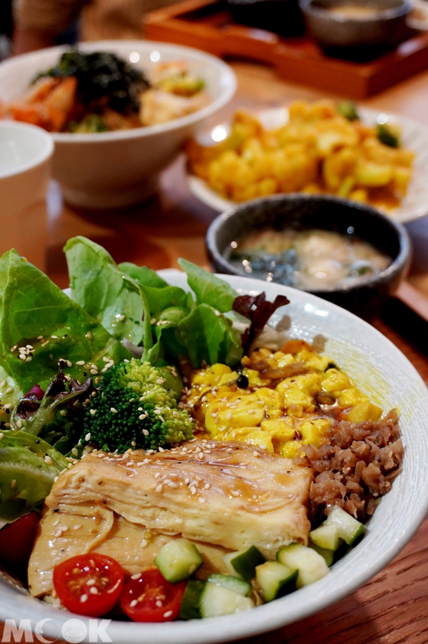 台灣台北市　忠孝敦化站　元禾食堂　薑黃滑旦蔬菜丼