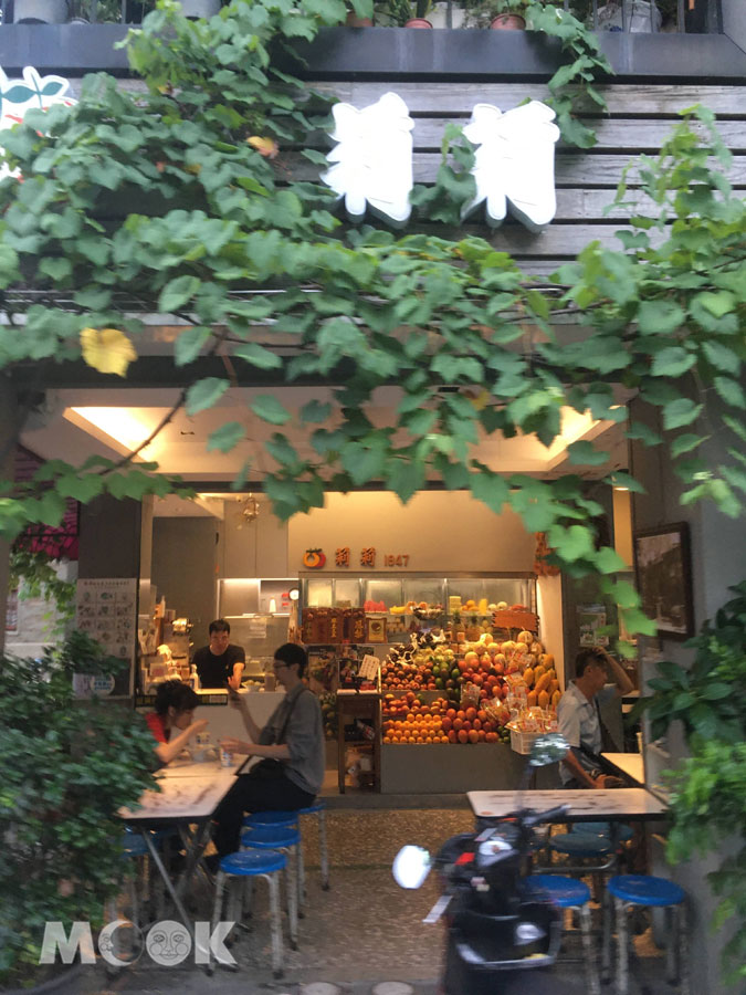 莉莉水果店門口