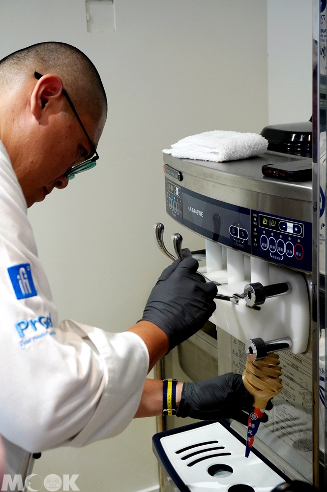 台灣台北市　松山區　蜷尾家夏季台北店　老闆李豫擠霜淇淋