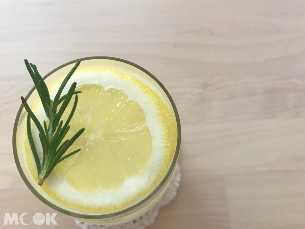 韓系咖啡廳January Couple的推薦飲料-檸檬可爾必思氣泡