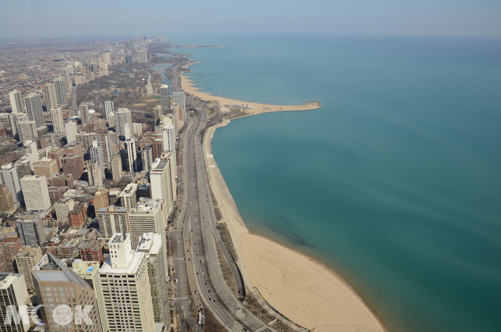 從360 Chicago俯瞰密西根湖畔