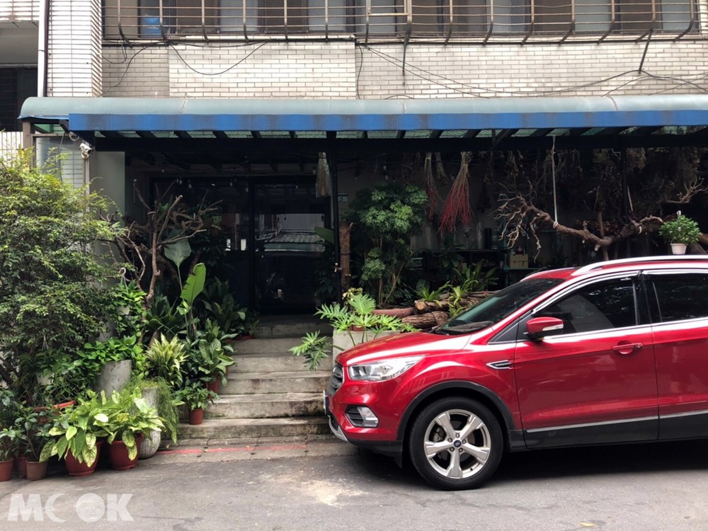 台北 忠孝新生站 週末炸雞俱樂部 外觀 花店