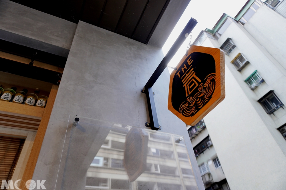 台灣台北市　南京復興站　THE 春　招牌