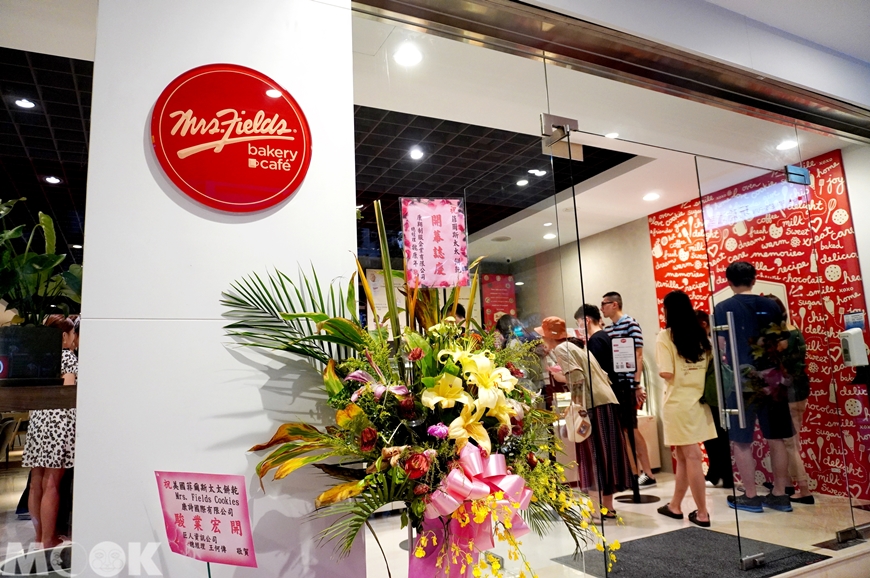 台灣台北市　忠孝復興站　Mrs. Fields 店面照