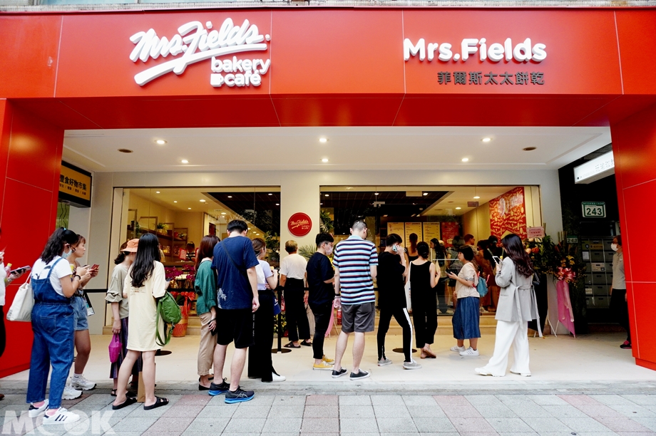 台灣台北市　忠孝復興站　Mrs. Fields　店面照