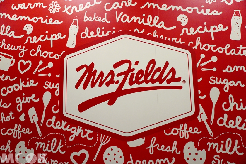 台灣台北市　忠孝復興站　Mrs. Fields　拍照牆